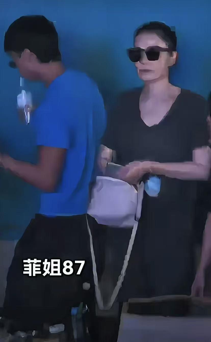王菲在音乐节翻找烟的画面曝光！男闺蜜更多炸裂行为也被扒出来，这次丢脸的不止王