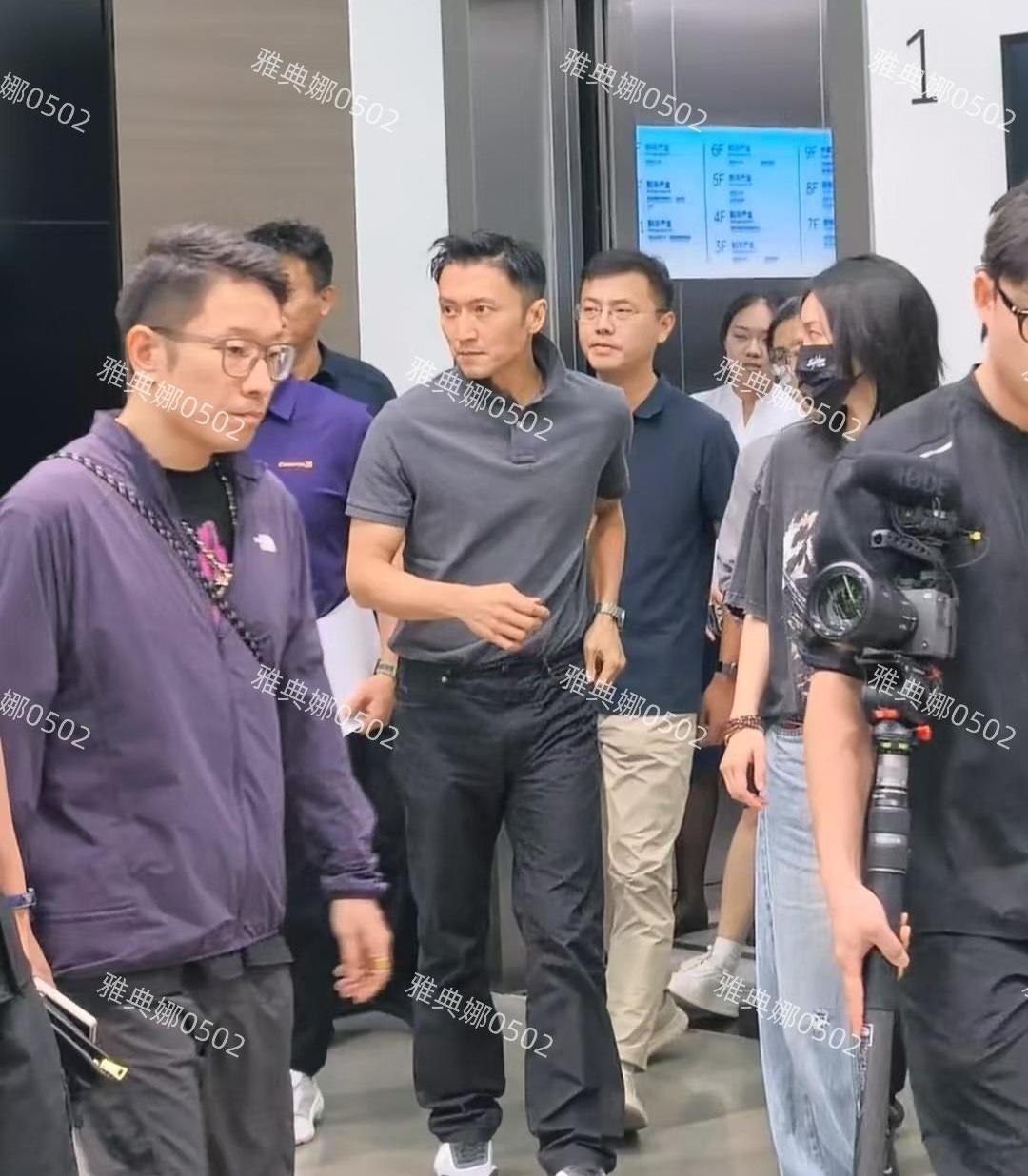 都说谢霆锋是颜值天花板，可连开20场演唱会后，线下真容竟然让不少人直呼滤镜碎了？