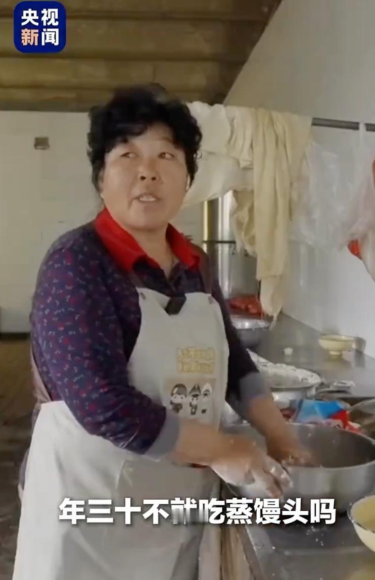 等了26年，终于见面了！赛考斯回来了，殷玉珍亲手蒸起大馒头，又采摘沙漠里长出的新