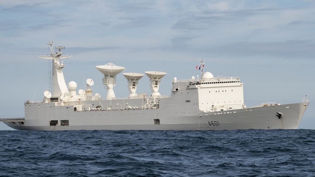 ⚓🇫🇷这艘被昵称为“码头女王”的法国军舰，是法国海军中第二长的舰艇，仅次于“戴高乐”号：它就是“
