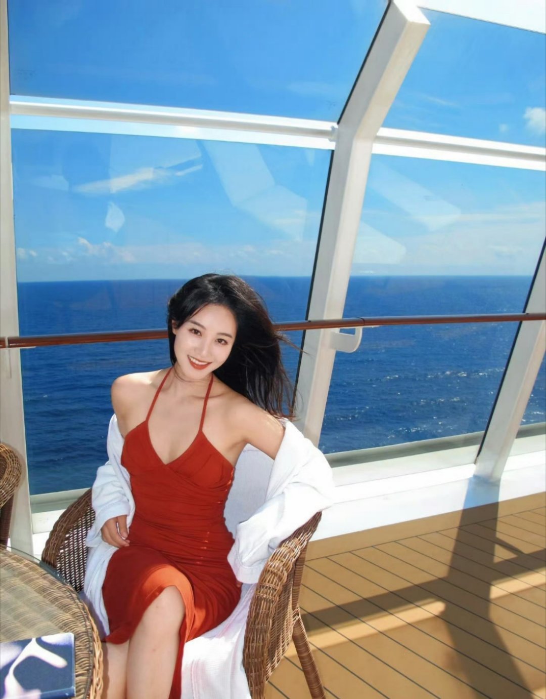 红色衬得蓝盈莹肤色好美，海边就是舒服～​​​