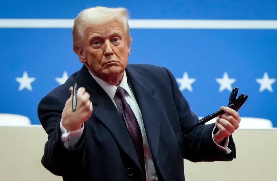 白宫发言人说漏嘴，特朗普老底被揭，对伊开战果然另有内幕特朗普敢凭着个人感觉对