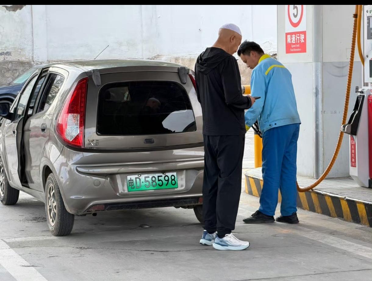 这种车牌是交管部门发的？看看人家戴的帽子，配合这个车，无敌模式[doge]估计是混动