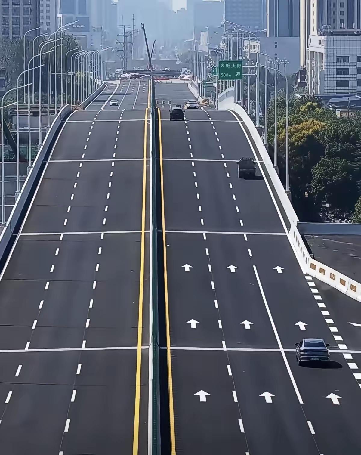 高架通衢，赋能城东！高新大道快速路两段主线高架正式通车近日，南昌高新大道快