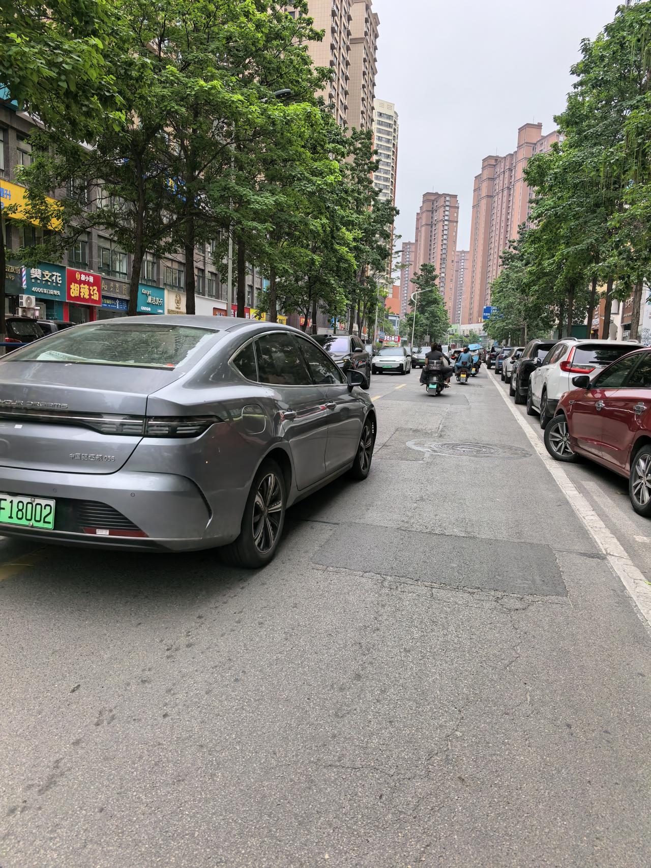 路边停车要贵，否则，就没有慢车道了。道理很简单：马路第一要务是通行，不是停车场