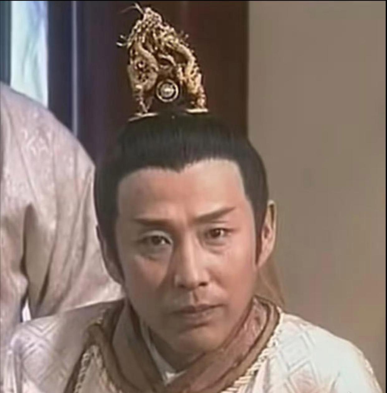 陈道明那股“帝王气”，硬生生被磨皮磨成了“假脸怪”。看看当年的《康熙王朝》，