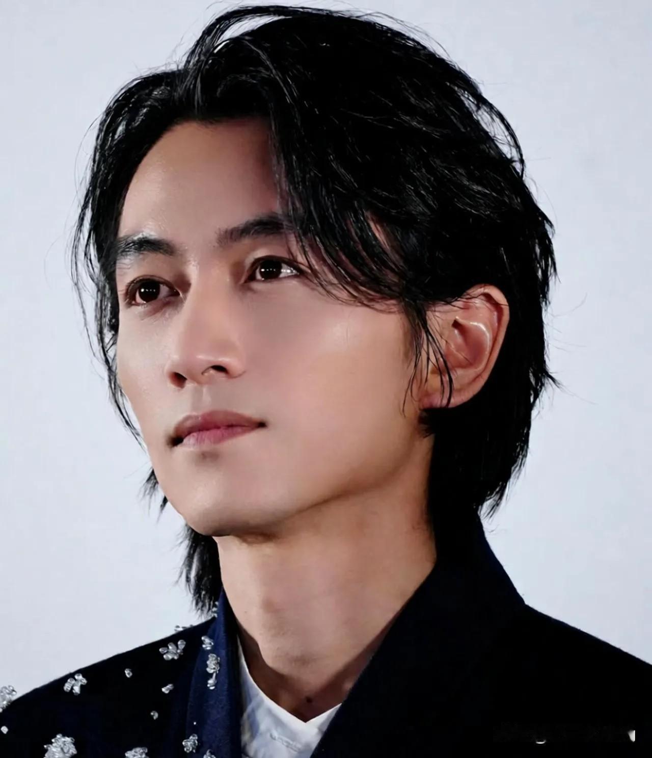 真搞不懂陈晓这人图啥？明明长了一张老天爷赏饭吃的脸，非得把自己往糙里整。拍那