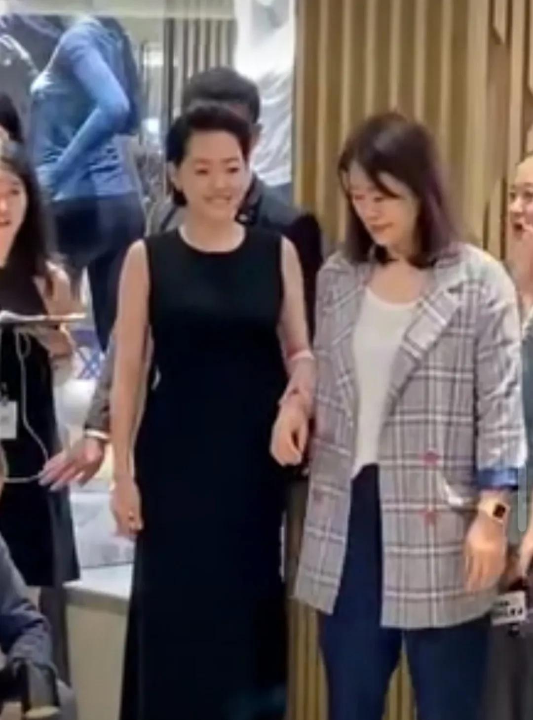 大s走了之后，小s第一次露面……二女儿lily举办画展，小s也到场，看着瘦