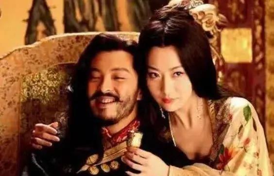 东晋皇帝司马曜醉酒后，对身旁的张贵人说：“你年近三十，美色大不如前，又没生孩子，