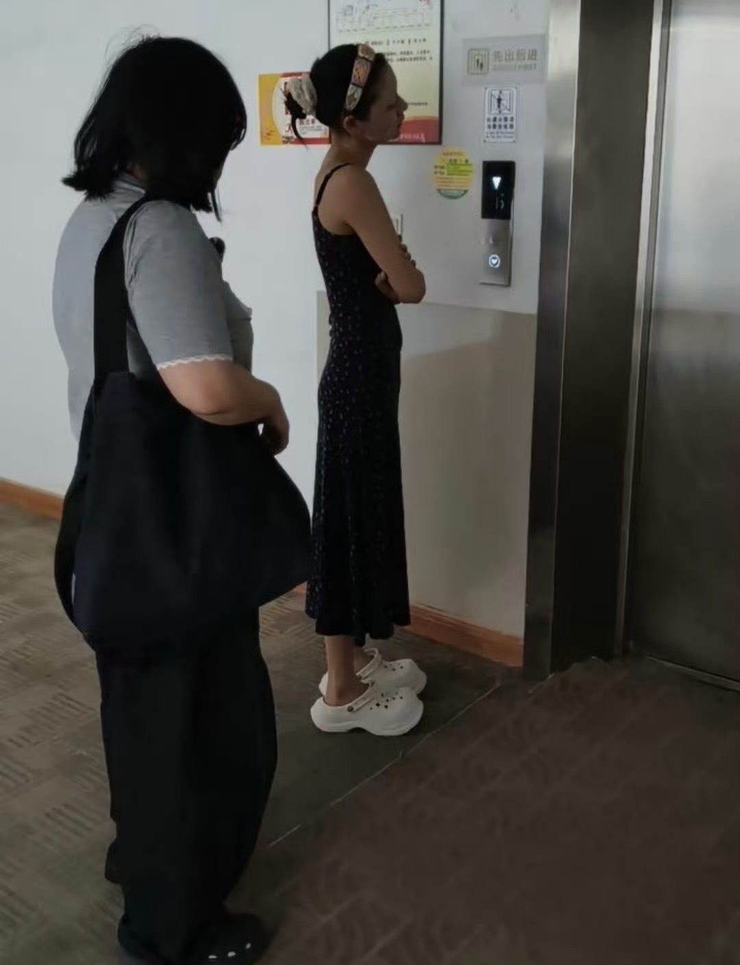 看她已经瘦成啥了，这胳膊细的，为了拍古装也付出了很多​​​