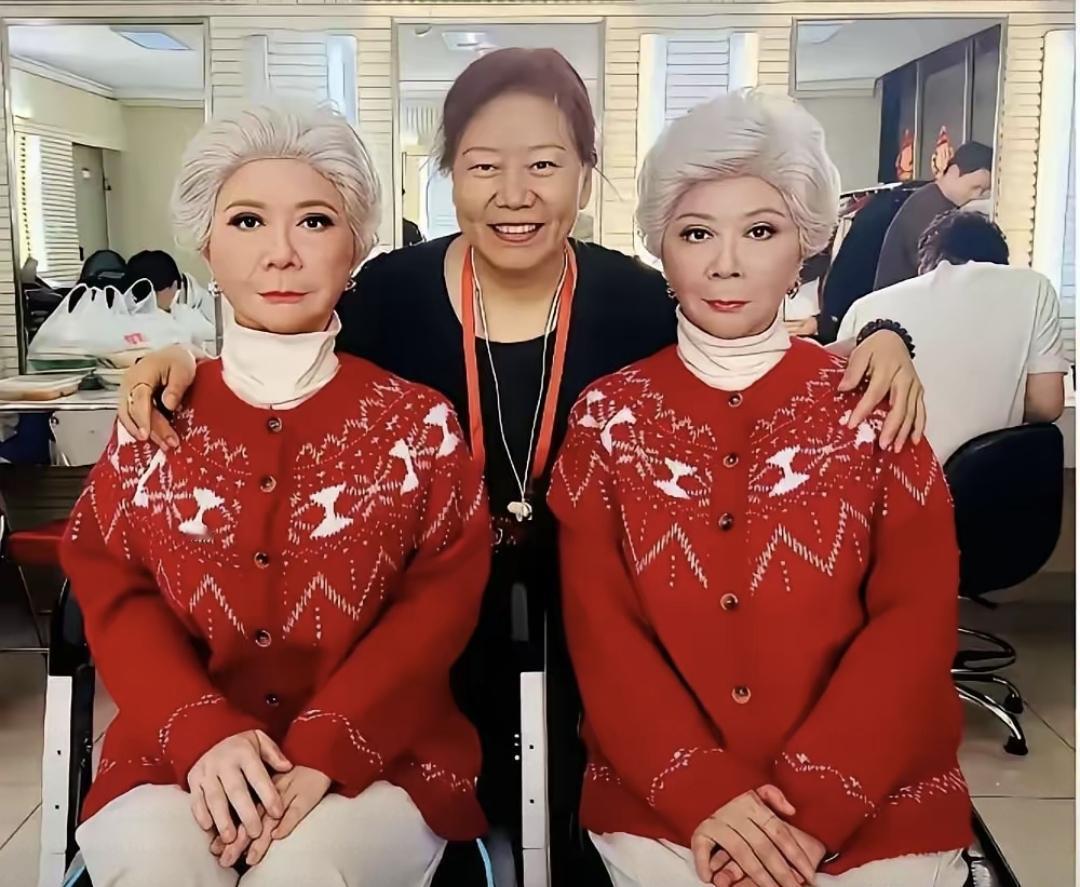 春晚机器人没回厂，蔡明老师收下了，松延动力的人亲手送的。它身上有32个电机，造