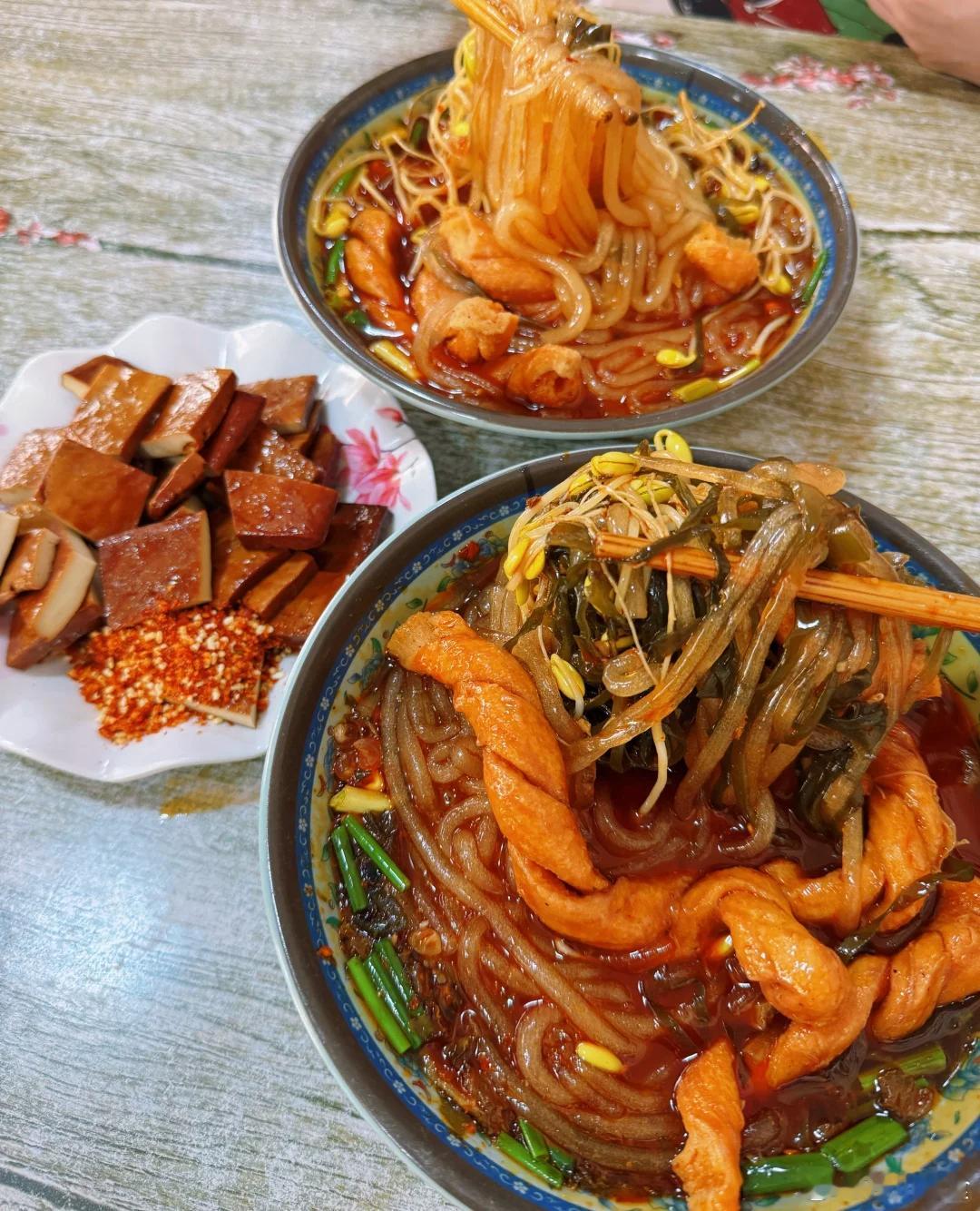 四川小县城巴中通江县水泥高楼之下仿佛到了小重庆，街道高地起伏。同时这里也有着厚