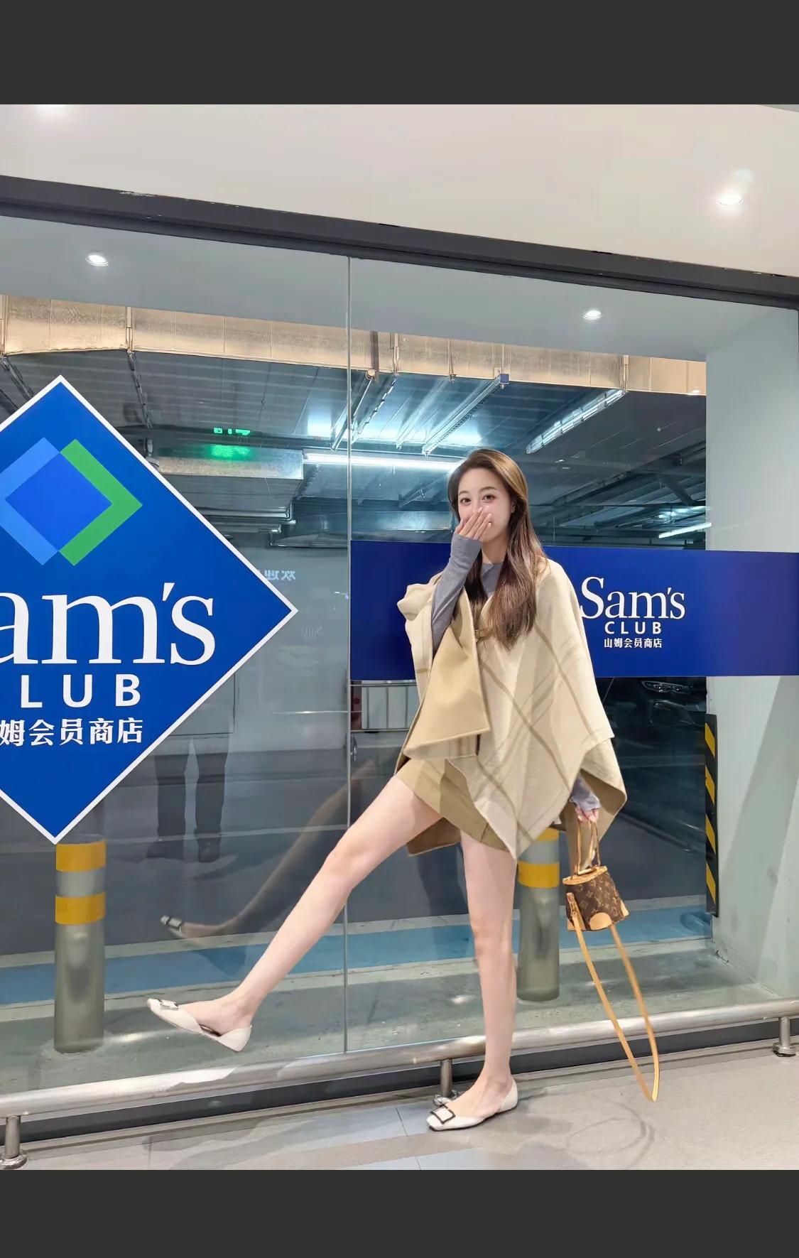 机场穿搭指南：米色披肩+卡其短裤，优雅又舒适！