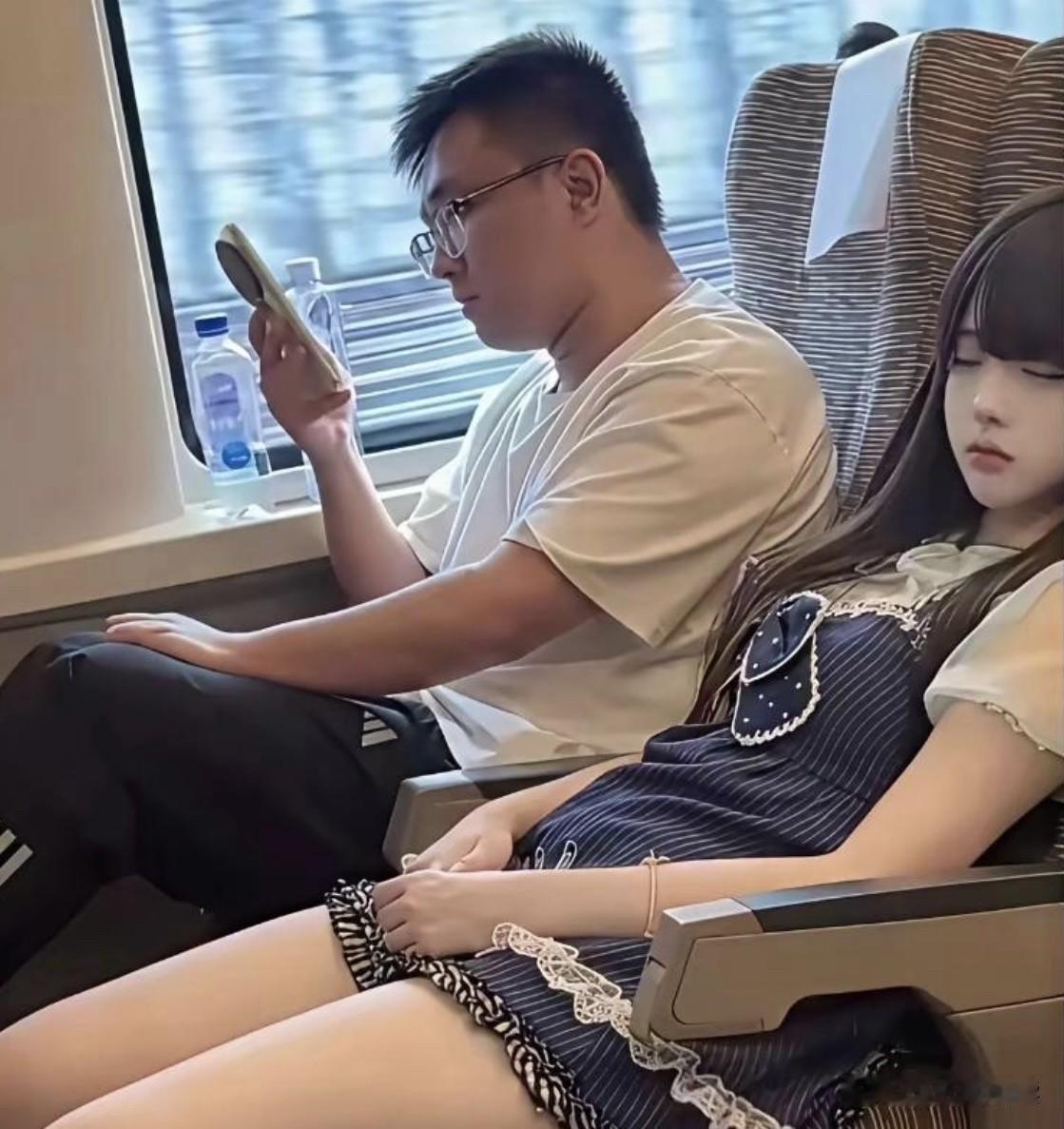 大家看看，旁边这位美女是真人吗？我反反复复看了好多遍也不敢下定论！