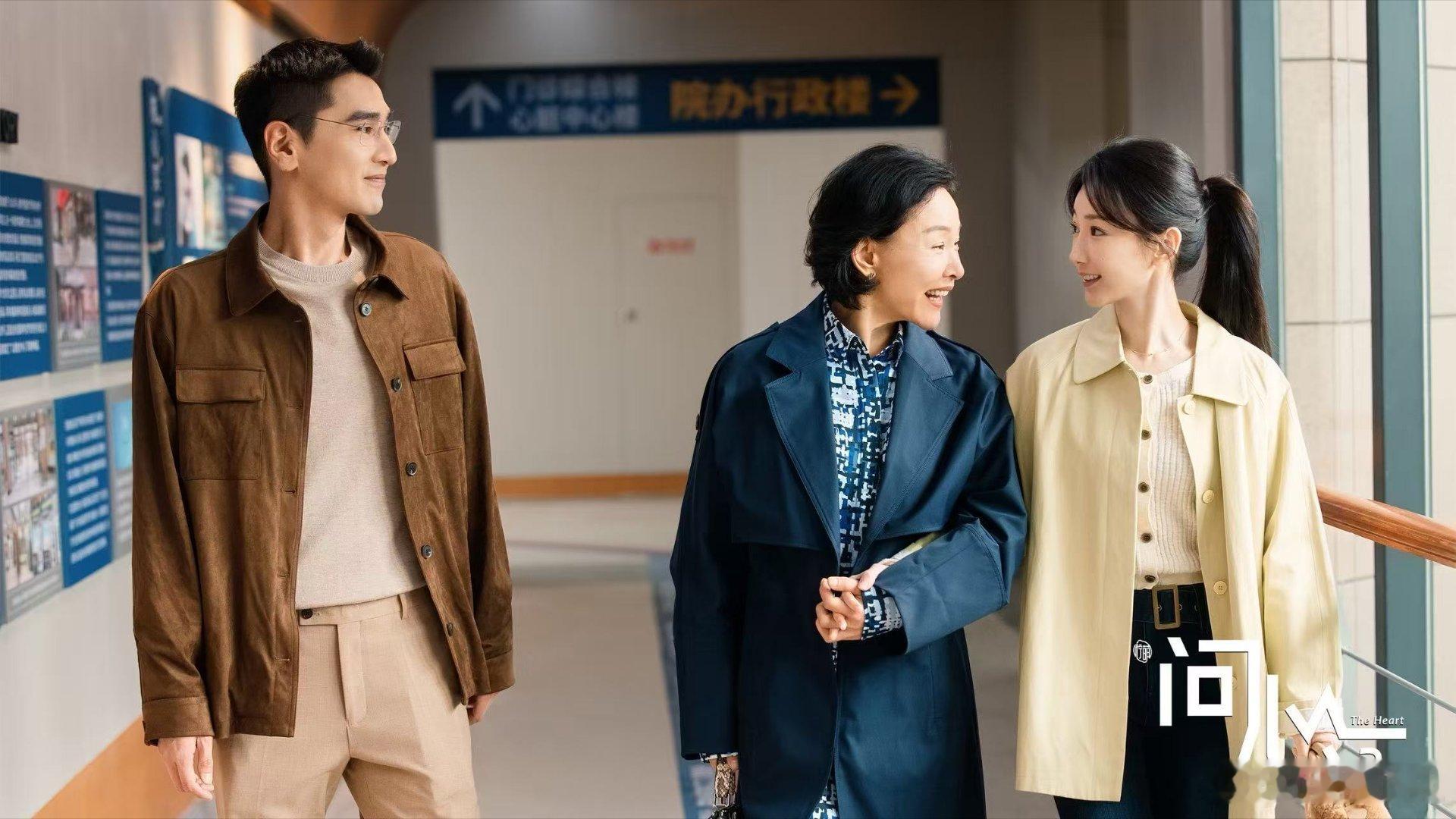 这哥妹狗组合太对味了周主任短发更利落，气质沉稳坚定。方筱然留起长发温柔却有力，