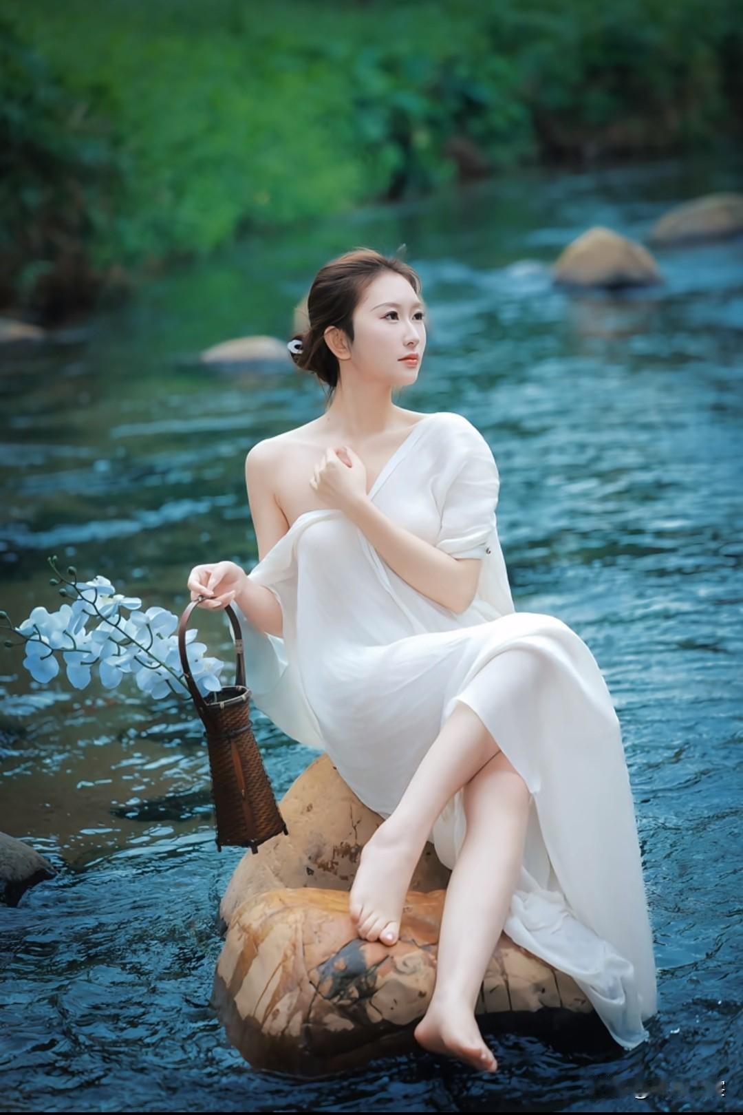 仙气飘飘的汉服少女，静坐溪边，宛如画中人。什么样的身材是完美身材户外美照清纯