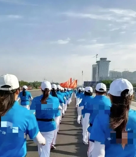 我妈从暴走团回来那天，手里攥着个塑料袋，进门就往衣柜最底层塞。她还说，以后不跟他