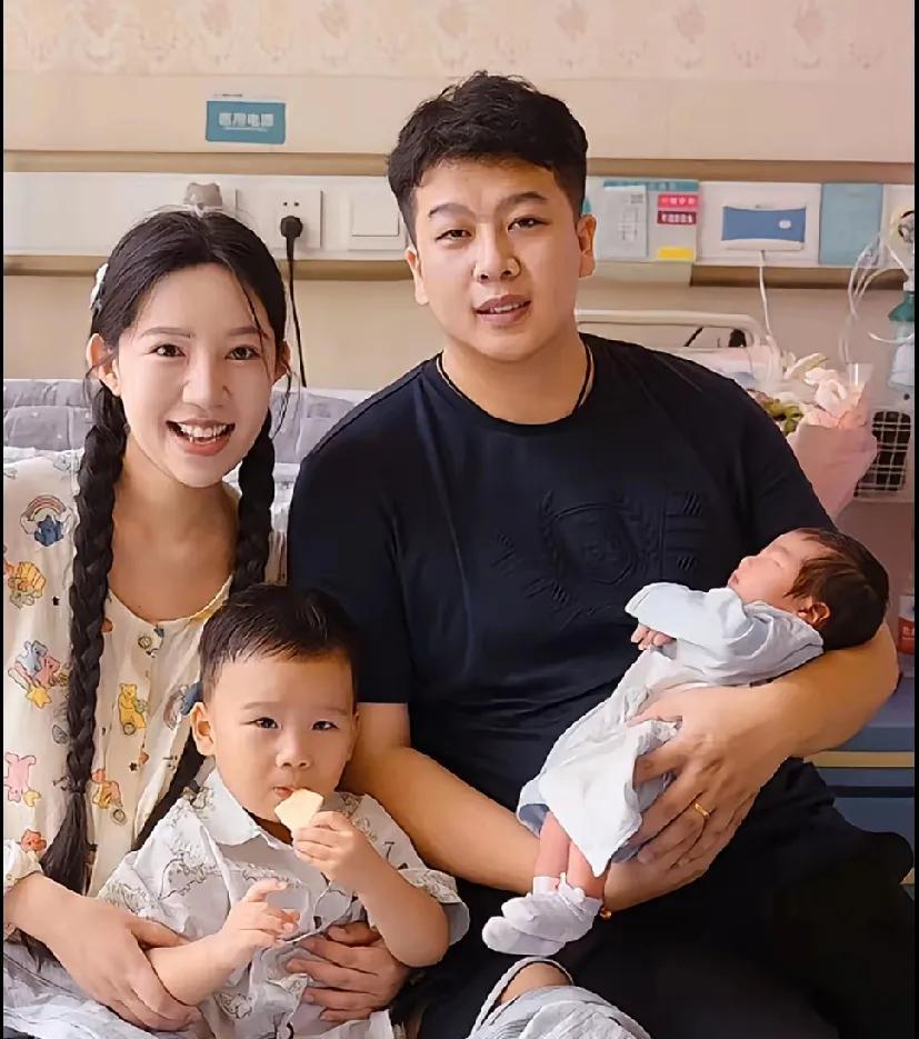 麦小登二胎顺利产子，世豪家告别了七代单传了！二胎依然是个儿子，两个皮夹克也是不错