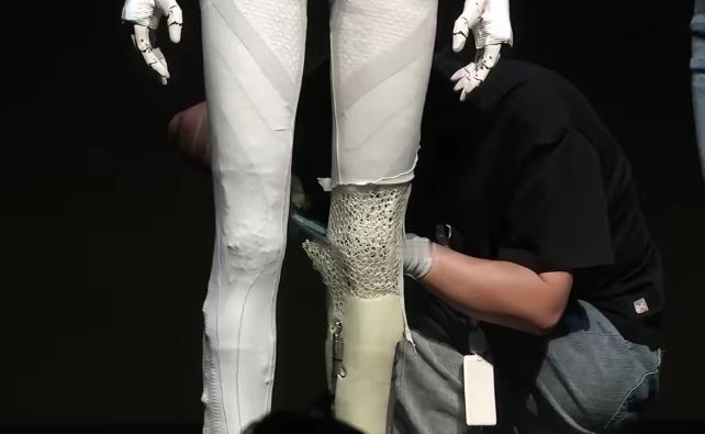 小鹏回应机器人质疑的做法令人难以接受，明明只需把面罩打开露出头部就可以打破质疑了