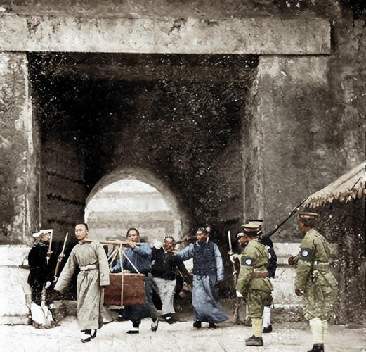 1924年11月下旬的神武门，溥仪被驱逐出紫禁城十八天后，同治帝遗孀敬懿、荣惠两