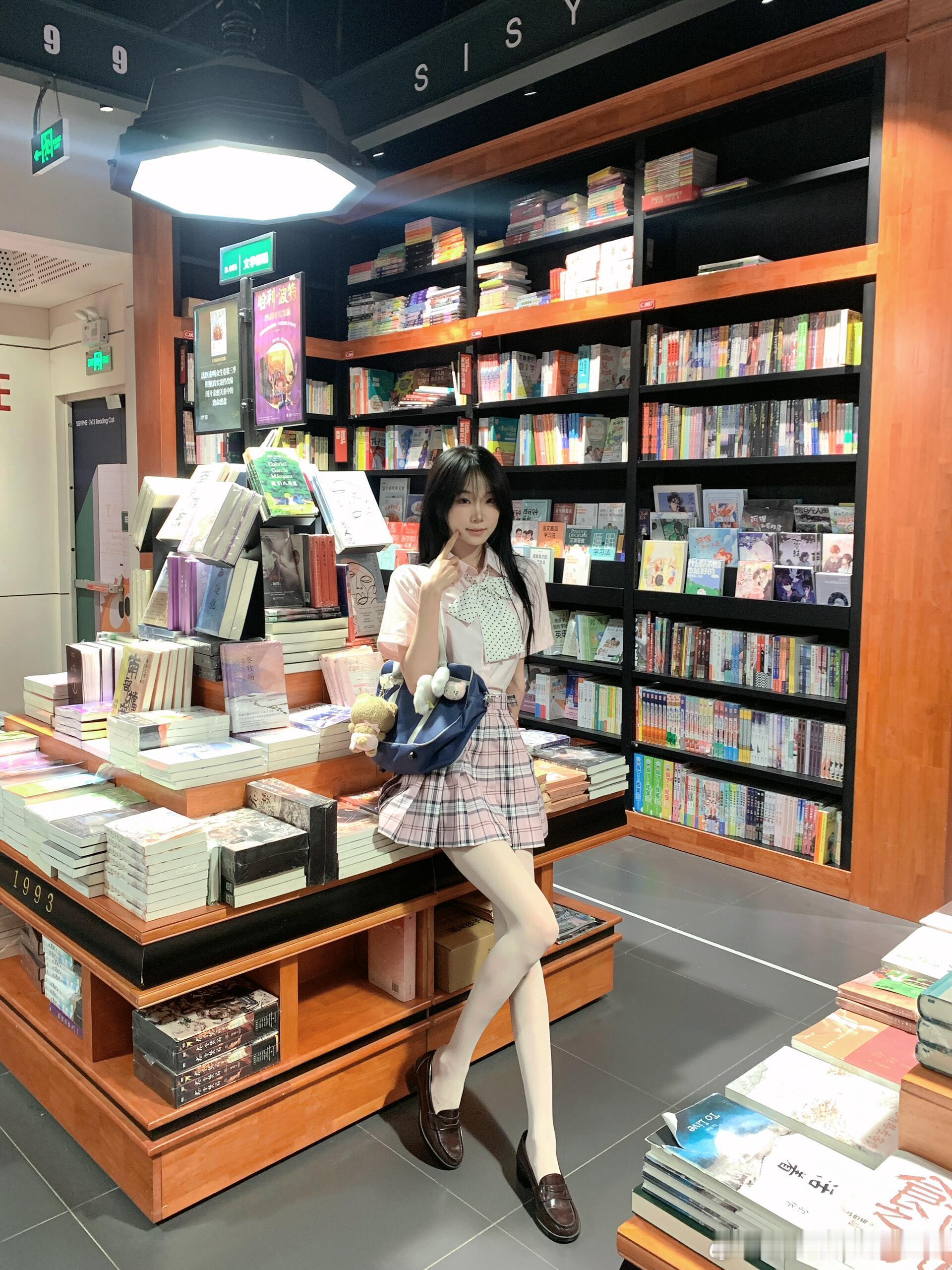 图书馆里的丝袜少女～​​​