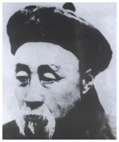 1911年12月22日，尹昌衡令人把赵尔丰绑在都督府明远楼下磨，赵尔丰垂头丧气问