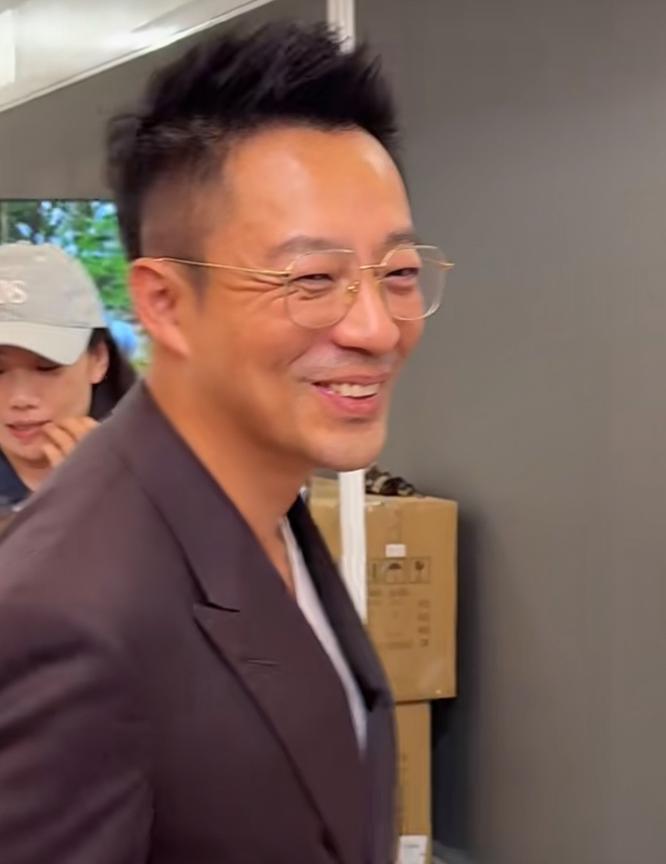 今天的汪小菲不仅懒理放下身段要面谈的s妈，更是把自己的生日当成了工作日！一大早