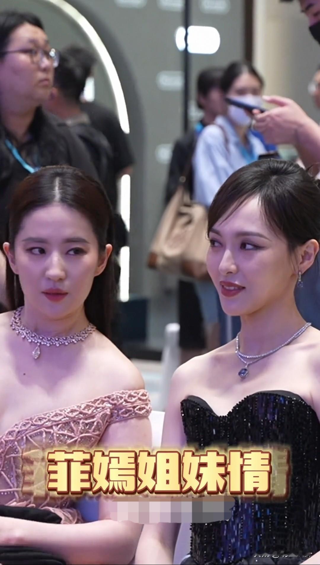 刘亦菲唐嫣十年好姐妹，颜值和友谊只增不减[吐舌头眯眼睛笑][吐舌头眯眼睛笑][吐舌头眯眼睛笑]刘亦菲