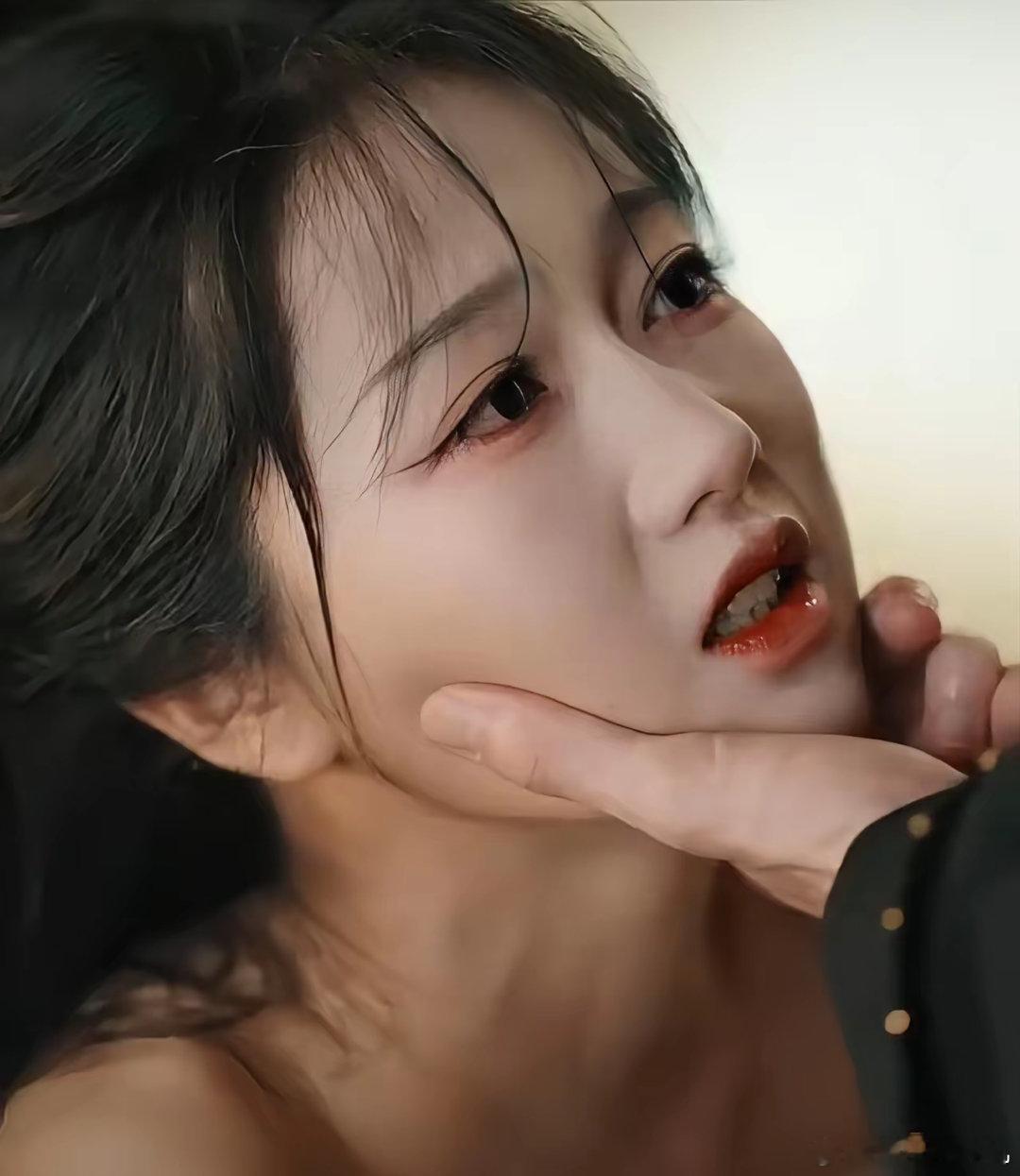 我觉得短剧《折腰》被下架，跟之前大火的《盛夏芬德拉》脱不了干系，原因是《盛夏芬德