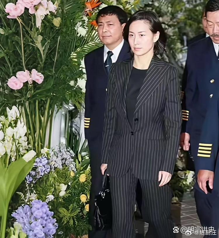 年轻时的何超琼与部下