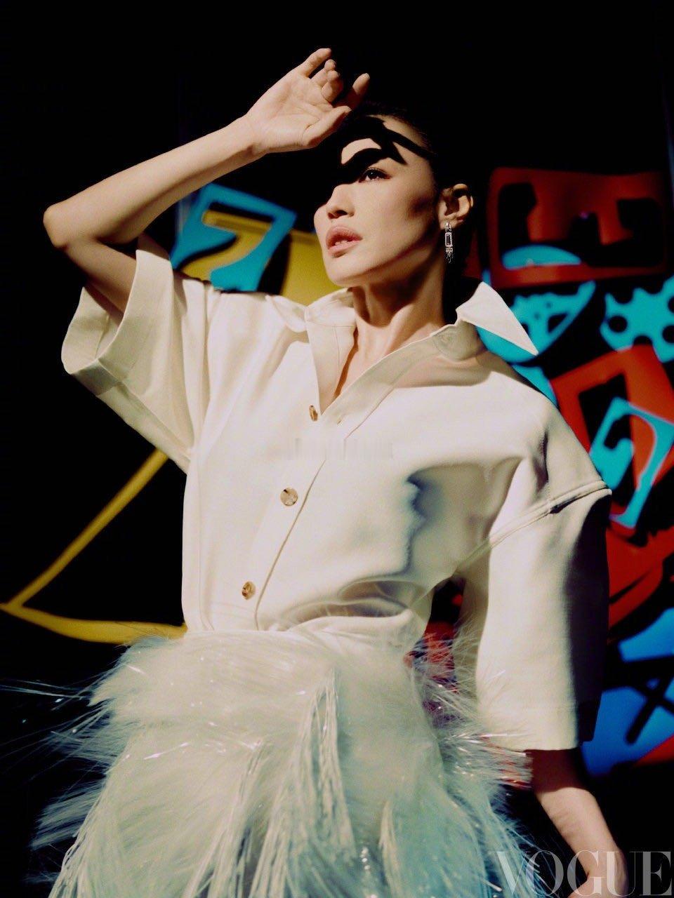 舒淇出境11月《VOGUE》封面🦋“红白蓝”主题，红色演绎明艳生命力，蓝色传递