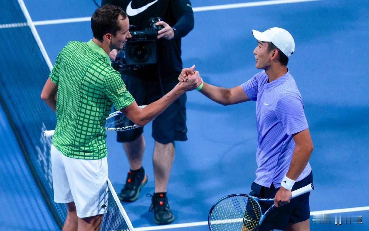 商竣程，马到不成功！今晨结束的多哈500赛男单首轮，作为首位亮相马年的中国球员