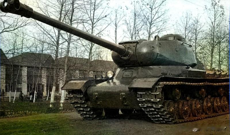 苏联军事工业在第二次世界大战时期开发的斯大林-2坦克使用了122毫米坦克炮，这种