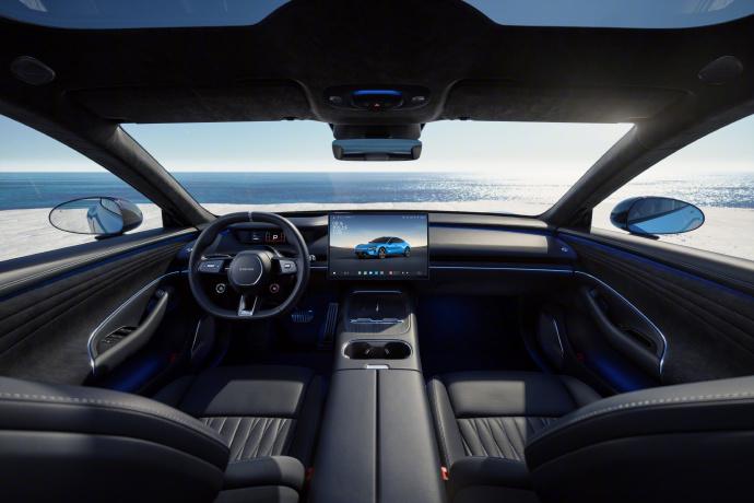 雷军公布了新一代SU7内饰图。新增“暗夜黑”内饰配色；双色方向盘有点类YU7