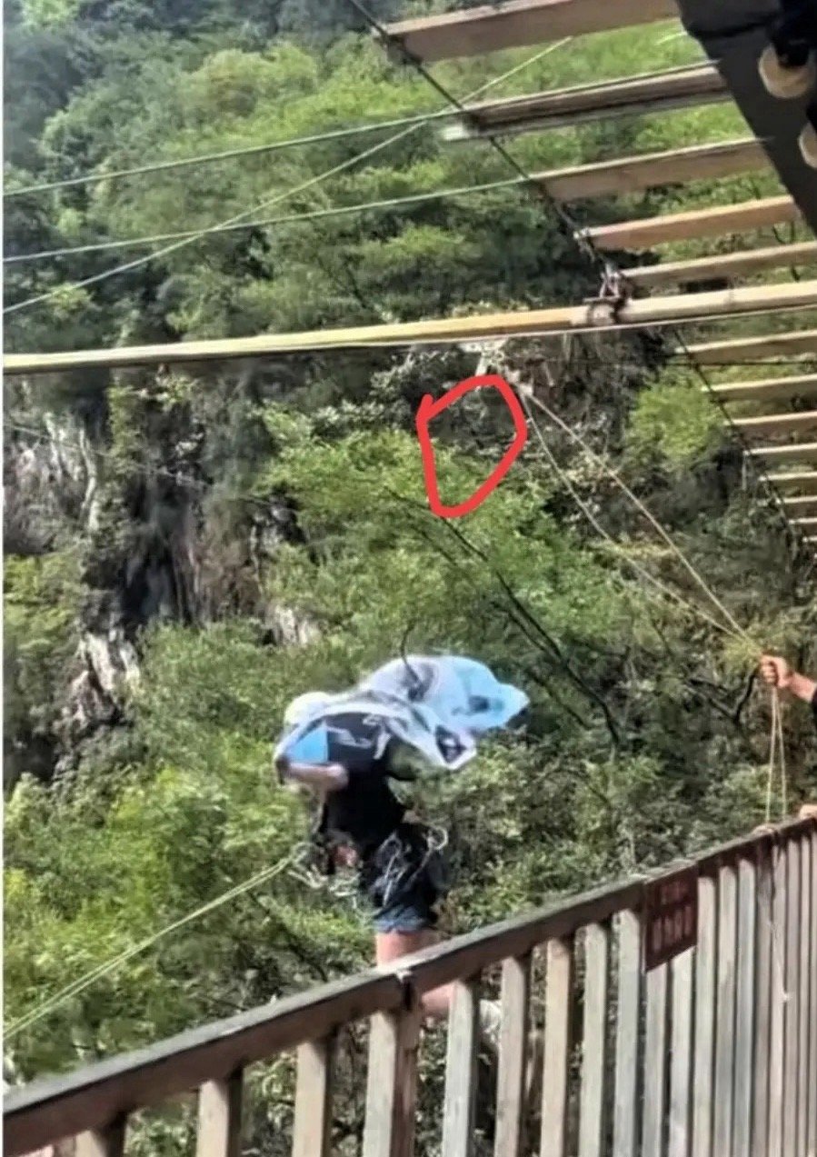 今天听个做文旅项目的老炮儿聊四川悬崖秋千那事，直接惊出一身冷汗。原来根本不是什么