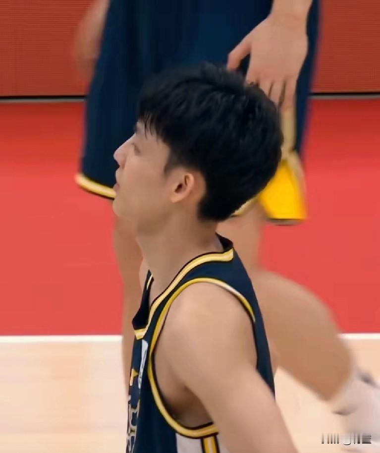 深圳队一败前四格局骤变，季后赛有望上演广东德比。带着15连胜的深圳马可波罗