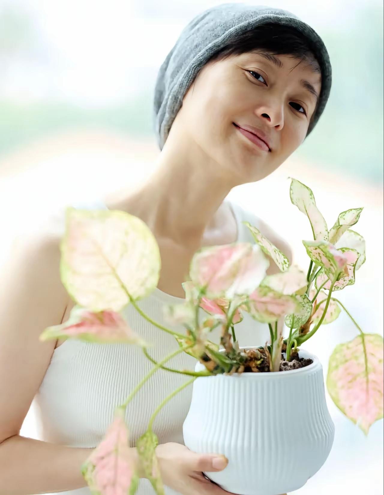 12月21日，吴越在社交平台分享的自己在家素颜自拍照，真实接地气，自信满满！照