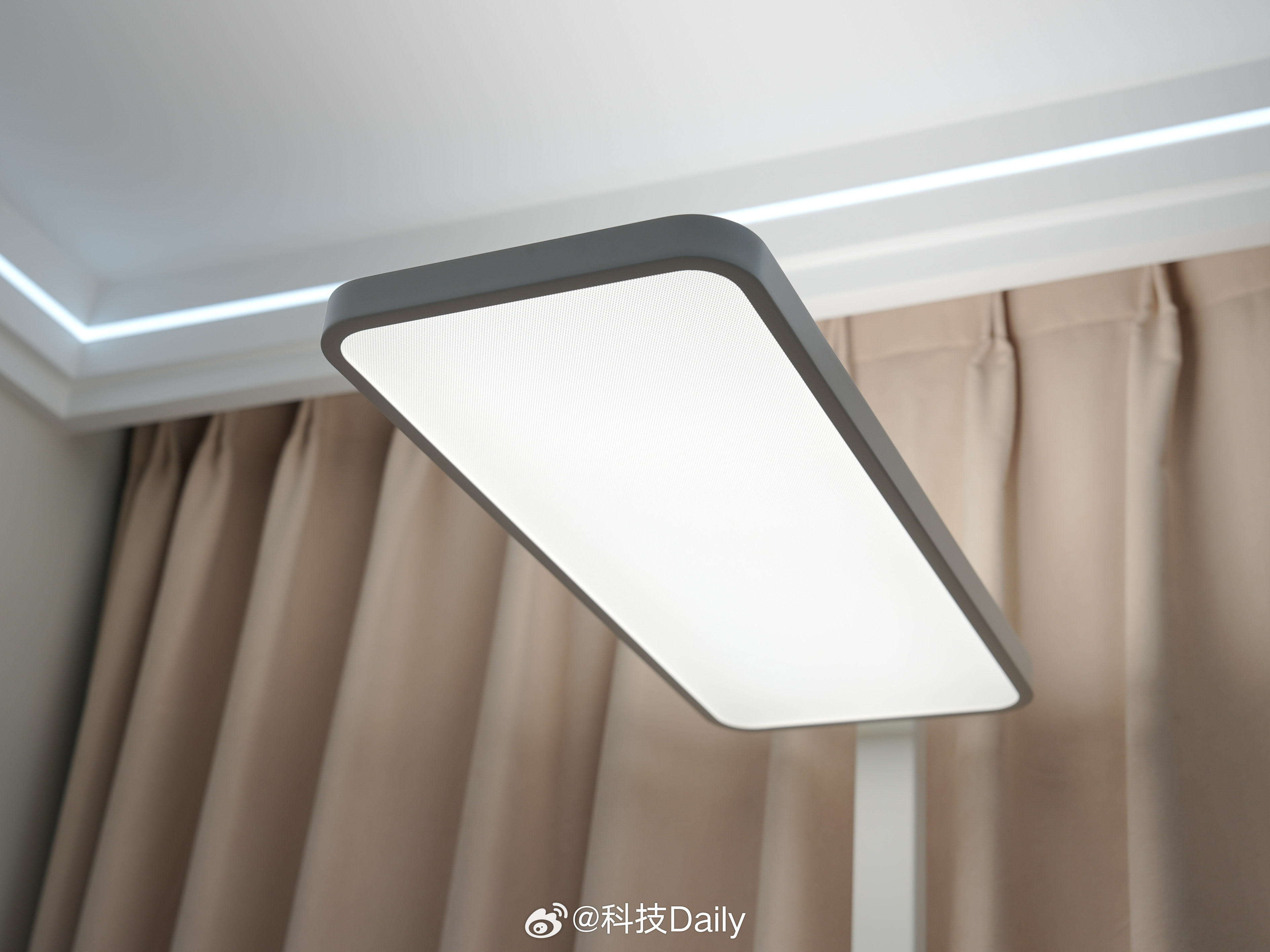 我在装修的时候就意识到了，孩子写作业和我办公的灯光是真不够用。一般家里的光都是位