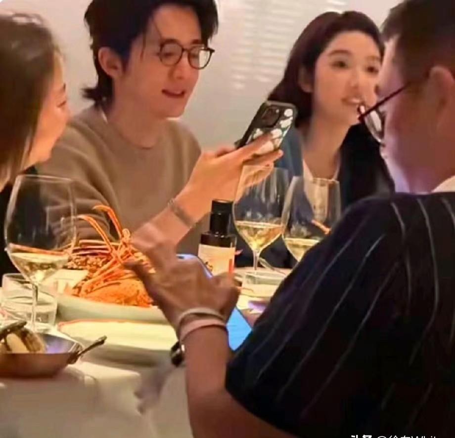 张新成直接把手机屏幕往王玉雯面前一凑，他妈妈夹菜的筷子突然停在半空——你见过哪个