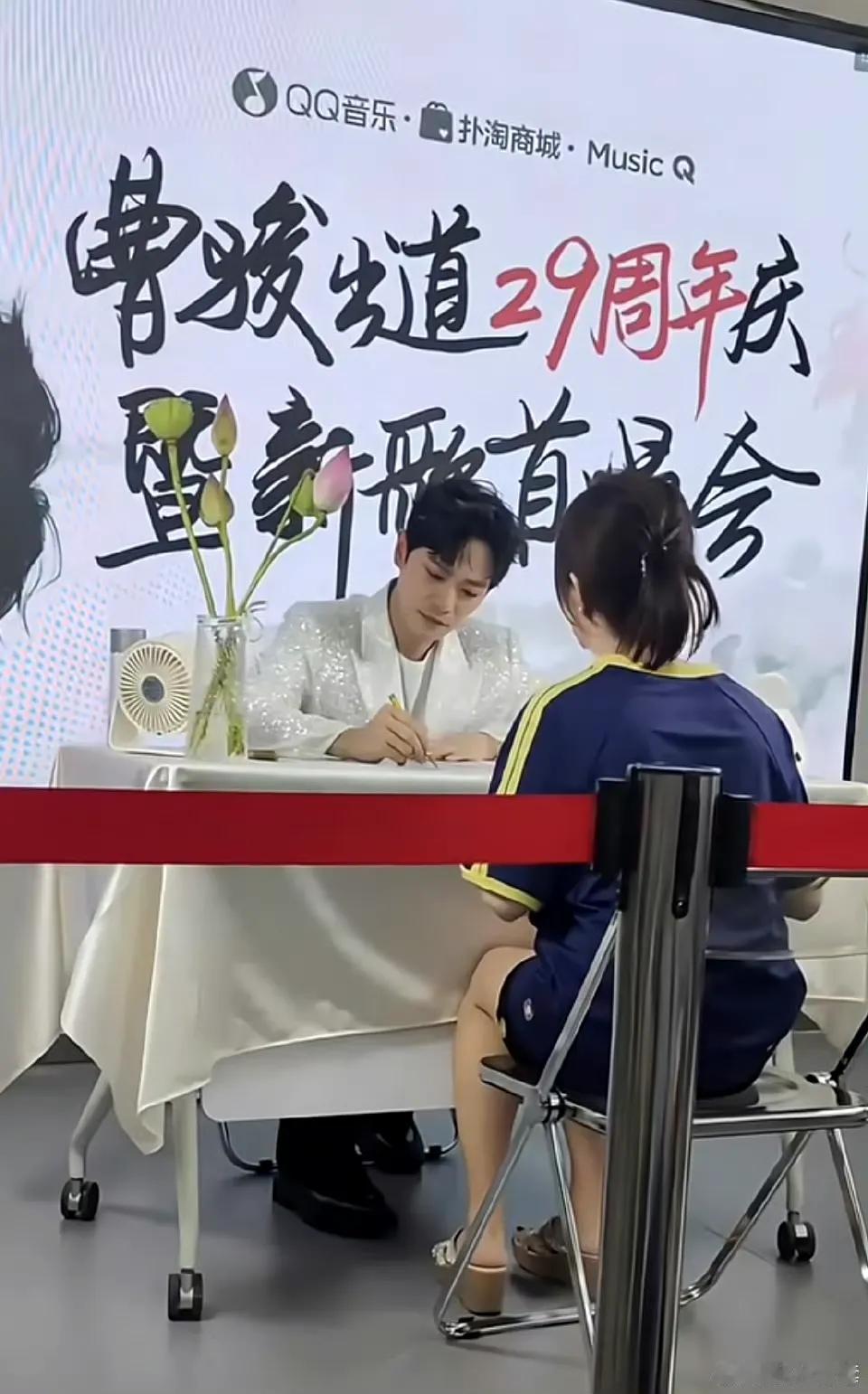曹骏签售会越看越像中医专家问诊怎么回事！网友：这个握笔写字姿势真的很像老一辈那