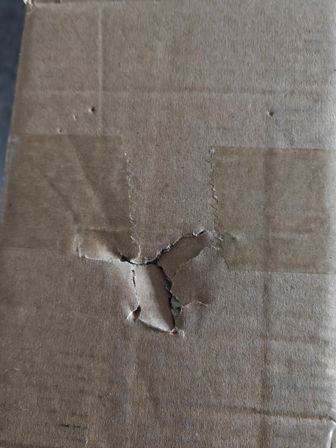 终于知道最近从快递站取的快递，外包装总是出现破损现象的原因了。今天去快递驿站