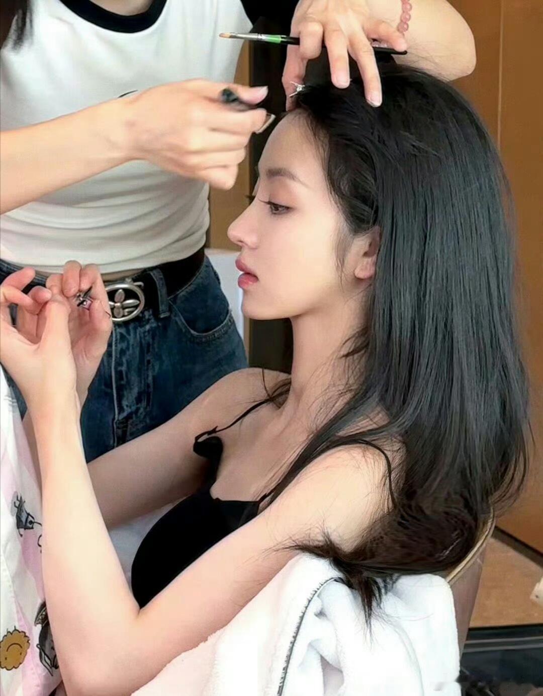 田曦薇天呐，好完美的一张脸，不敢想象给她化妆是一件多么轻松的事情田曦薇