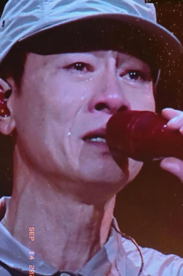 陈小春演唱会上，因为舞台设计缺陷，现场多次出现退票呼声。陈小春边哭边道歉，并连夜