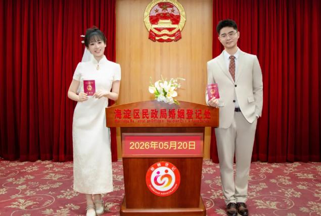 清华大学的两个顶尖博士结婚了，但他们毕业后的选择却让很多人直呼"看不懂"。王曦