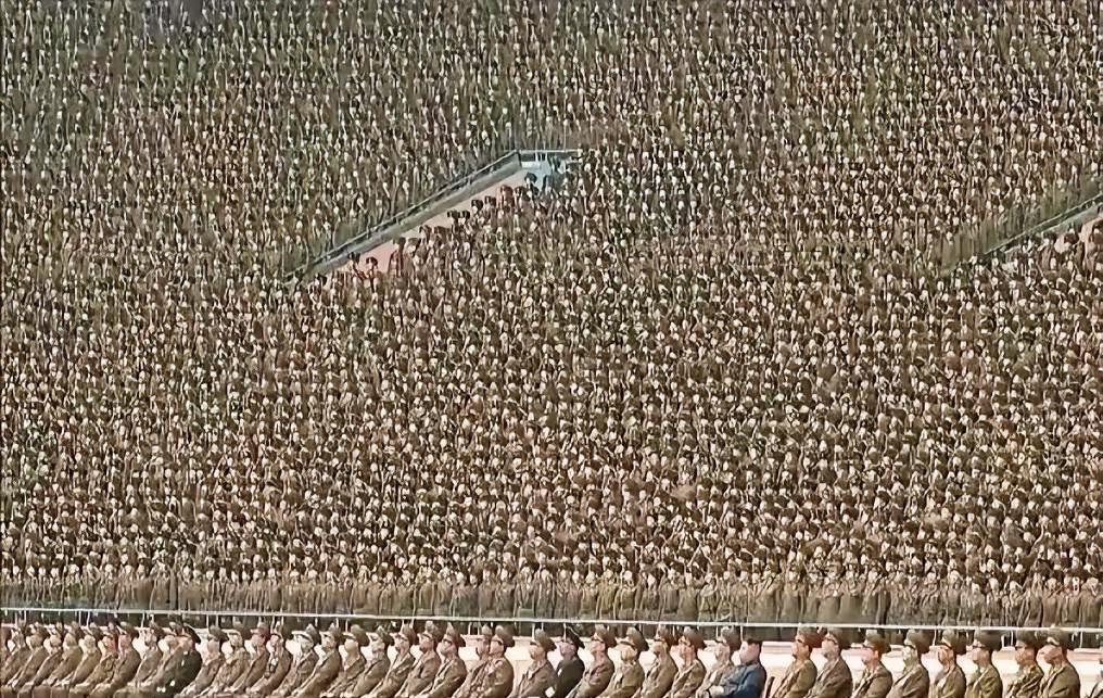 朝鲜领导人和人民军部队官兵的万人大合影，场面宏大且十分震撼，充分体现了一个国家的