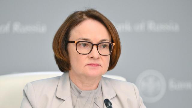 俄央行行长首携团队访华人民币成西方制裁下的“救命稻草”普京带央行行长访华，中