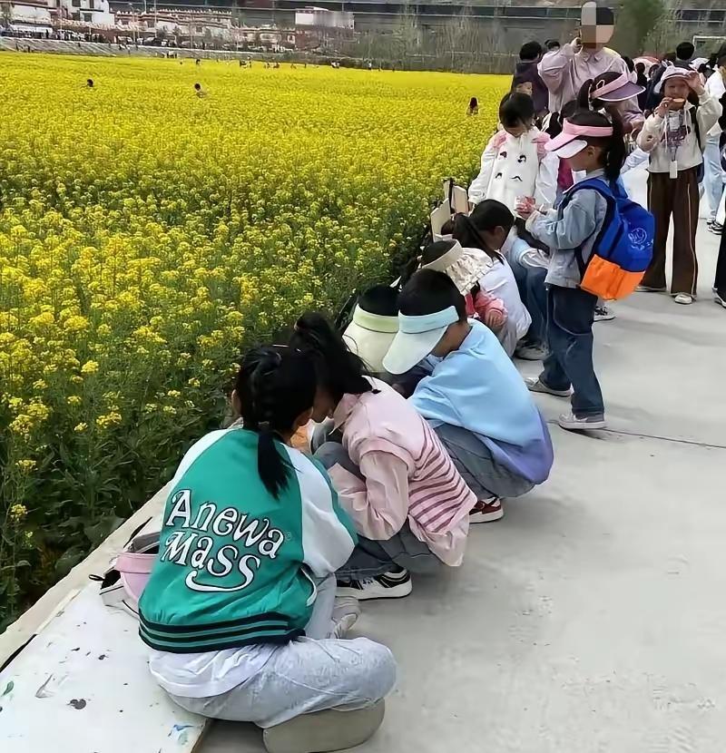 笑不活了，山东，学校组织学生交10元去春游。突然，到了地方，一名学生却哭了，老师