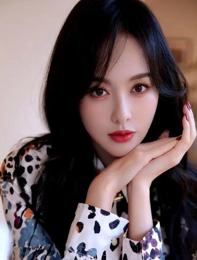 突然有点心疼唐嫣，罗晋几乎消失了一整年，原来是放下工作陪着爸爸四处看病。而唐嫣就