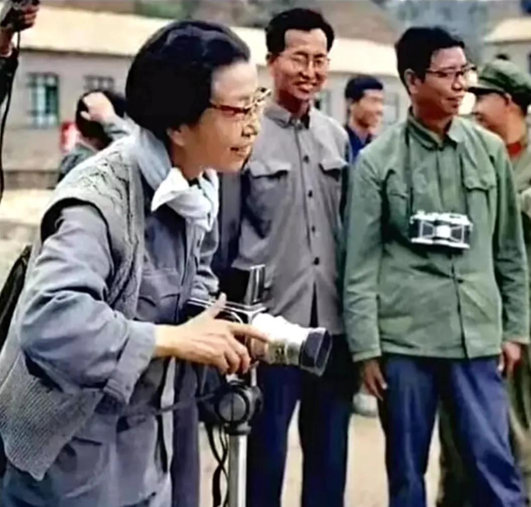 摄影技术不知道咋样，反正这身“行头”是专业级别的。那个年代，拿这样的像机，穿这样