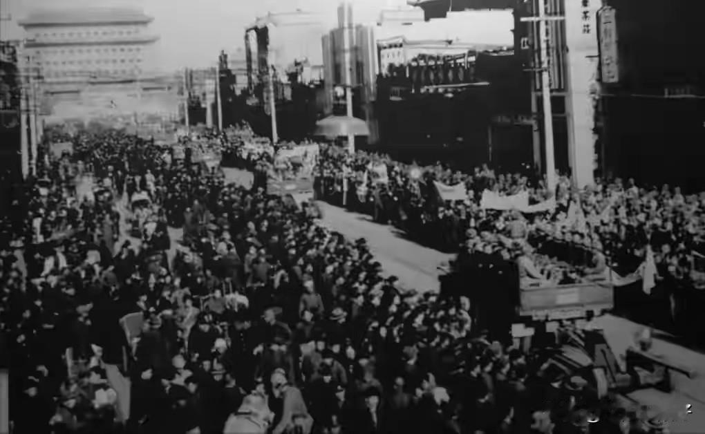 1949年，李克农进毛主席房间看了看床底，脸色大变拔枪就冲向寺庙。1949年